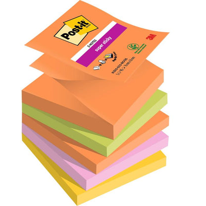 Un teanc de șase blocuri de Post-it® Super Sticky Z-Notes din colecția Boost (76x76 mm, câte 90 de foi, 100% PEFC) în culori variate de la 3M Deutschland GmbH. Blocul portocaliu de deasupra arată inscripția "Post-it Super Sticky" și logo-ul 3M.
