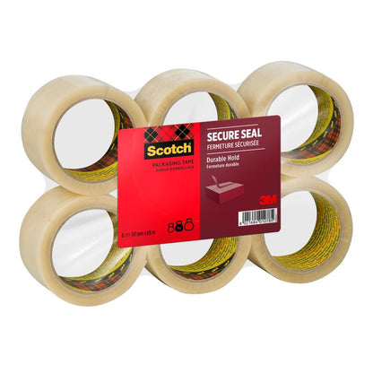 Este ilustrat un pachet de șase benzi adezive de ambalare Scotch® pentru o închidere sigură (50 mm x 66 m) de la 3M Deutschland GmbH cu o etichetă roșu-galbenă cu inscripția „Secure Seal, Durable Hold, 6 role”.