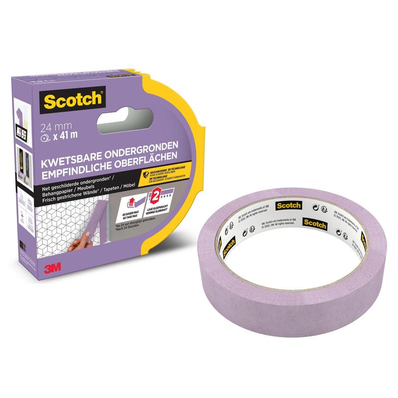 O rolă de bandă de mascare Scotch® pentru suprafețe sensibile (24 mm x 41 m) de la 3M Deutschland GmbH în ambalaj certificat PEFC, cu logo-ul 3M, eticheta PEFC și informații despre produs în mai multe limbi.