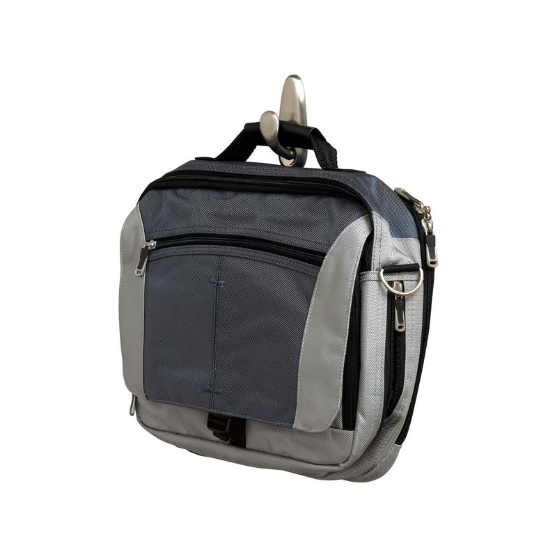 O geantă de călătorie gri-neagră cu mai multe buzunare cu fermoar este agățată de un cârlig metalic Command™ „clasic” de la 3M Deutschland GmbH pe un fundal alb.