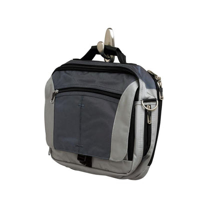 O geantă de călătorie gri-neagră cu mai multe buzunare cu fermoar este agățată de un cârlig metalic Command™ „clasic” de la 3M Deutschland GmbH pe un fundal alb.