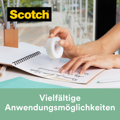 Cu suportul de birou Scotch® C38 și banda adezivă Scotch® Magic™ (cu 66% adeziv pe bază de plante, 19 mm x 33 m, 3 role/Pkg) cineva fixează o notă pe caiet. Text: „Multe posibilități de utilizare.”