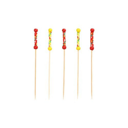 Cinci PAPSTAR 250 de scobitori Fingerfood de la PAPSTAR GmbH din lemn, biodegradabile, cu mărgele colorate și decorațiuni în roșu, galben și accente multicolore, aranjate vertical pe un fundal alb.