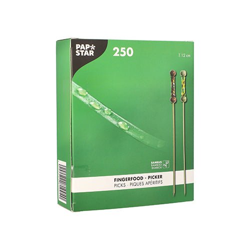 O cutie verde cu inscripția „PAPSTAR 250 de scobitori Fingerfood” ale PAPSTAR GmbH conține scobitori ecologice din bambus de 12 cm lungime, este prevăzută cu două scobitori ilustrate și afișează pe față informații despre produs în mai multe limbi.