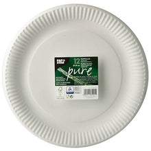 Un pachet cu 12 farfurii rotunde albe PAPSTAR „pure“ de unică folosință din carton reciclat cu margine texturată. Eticheta de sus arată detaliile produsului și marca PAPSTAR GmbH, subliniind astfel designul ecologic.