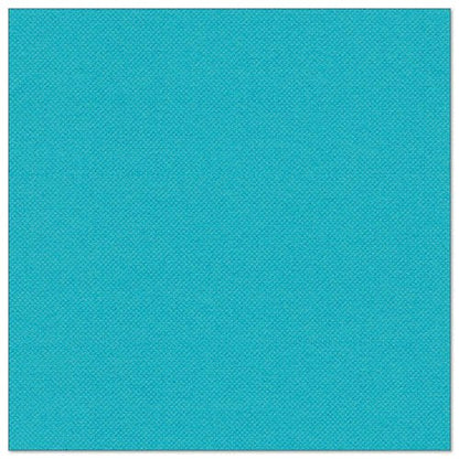 Un șervețel pătrat, albastru deschis PAPSTAR 20 șervețele "ROYAL Collection" 1/4 pliere (40x40 cm) de la PAPSTAR GmbH cu o structură subtilă de țesătură este iluminat uniform pe un fundal alb simplu.