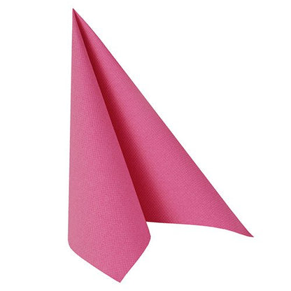 Șervețelul PAPSTAR 20 șervețele "ROYAL Collection" 1/4 pliere (40x40 cm) de la PAPSTAR GmbH este așezat vertical într-o formă triunghiulară ascuțită cu o textură netedă - ideal pentru o masă elegantă - pe un fundal alb simplu.