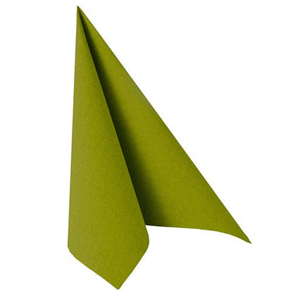 Un singur șervețel verde PAPSTAR "ROYAL Collection" 1/4 pliat 40 x 40 cm de la PAPSTAR GmbH este pliat vertical într-o formă triunghiulară pe un fundal alb.