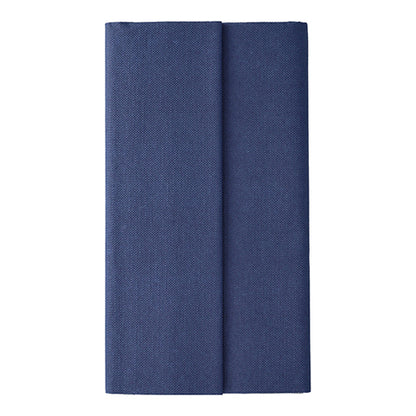 O față de masă de la PAPSTAR GmbH din colecția ROYAL (Tissue, 120 x 180 cm) în albastru închis este pliată ordonat și poziționată vertical pe un fundal alb simplu, subliniind calitatea sa de înaltă calitate.