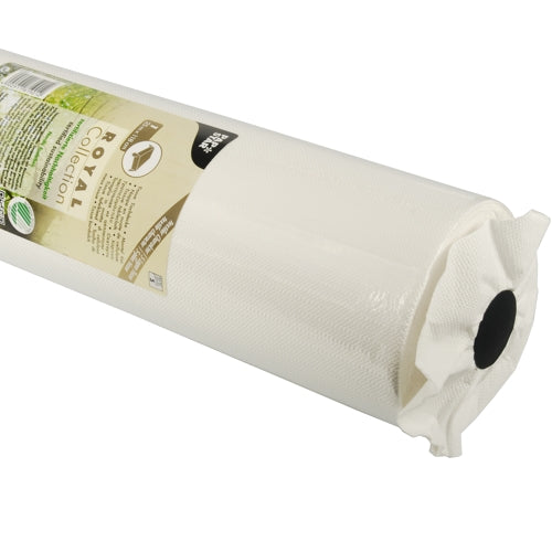 O prim-plan a unei role albe texturate PAPSTAR față de masă, țesătură „ROYAL Collection“ de la PAPSTAR GmbH, cu o etichetă de produs parțial vizibilă, care este înfășurată în jurul unui capăt.