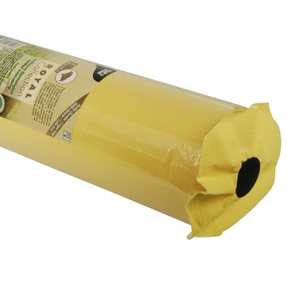 O prim-plan a unei fețe de masă galbene PAPSTAR, țesătură „ROYAL Collection“ de la PAPSTAR GmbH, înfășurată în plastic, cu eticheta vizibilă și cu o parte a miezului negru gol expusă la un capăt.