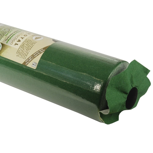 Un prim-plan al unui gazon sintetic rulat cu o suprafață texturată verde, asemănător cu fața de masă de înaltă calitate PAPSTAR, Tissue „ROYAL Collection“ de la PAPSTAR GmbH, și o etichetă parțial vizibilă pe rolă.