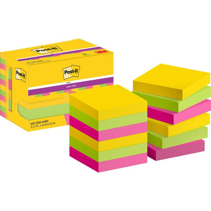 O cutie galbenă de la 3M Deutschland GmbH Post-it® Super Sticky Notes (47,6 mm x 47,6 mm, 90 foi/bloc, 100% PEFC) este așezată lângă mai multe stive de bilețele pătrate în galben, verde și roz cu logo-urile Post-it și 3M.