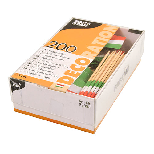 Der PAPSTAR 200 Deko-Picker 8 cm der PAPSTAR GmbH beinhaltet 200 Cocktail-Picker aus Holz mit rot-weiß-grünen Flaggendekoren in einer Klarsichtbox mit orange-weißem Markenetikett – ideal für Fingerfood oder Catering.