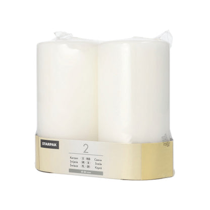 Două lumânări mari albe Starpak (Ø 80 mm, cap plat) sunt livrate într-un pachet de 2, ambalate în plastic transparent și prevăzute cu o etichetă bej-gri pe partea de jos, pe care sunt afișate informații despre produs și numele brandului Starpak.