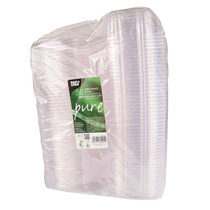 Un ambalaj din plastic transparent conține 50 de boluri pentru delicatese și salate PAPSTAR din PLA „pure“ clar cu capace rabatabile de la PAPSTAR GmbH, având o etichetă verde-albă pe partea din față cu informații despre produs.