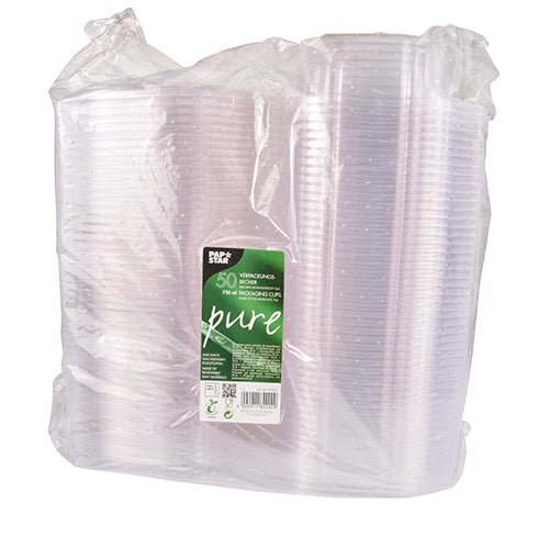 Într-o pungă de plastic transparentă se află 50 de boluri pentru delicatese și salate PAPSTAR „pure“ din PLA cu capac rabatabil. Eticheta verde-albă arată detalii despre produs, simboluri de reciclare și subliniază prietenia cu mediul a bolurilor.