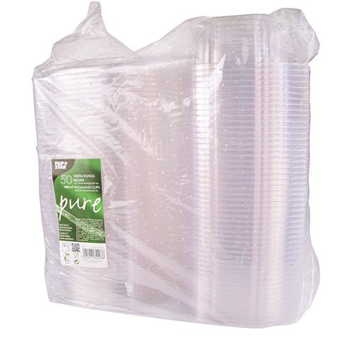 Un pachet învelit în folie de plastic transparentă cu 50 de boluri „pure” PLA clare ca sticla pentru delicatese și salate cu capace rabatabile, cu o etichetă verde-albă pe partea din față cu marca și informațiile de reciclare ale PAPSTAR GmbH.
