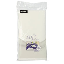 Într-un ambalaj de plastic transparent se află o față de masă Starpak albă, pliabilă, asemănătoare cu materialul textil „Selecție Moale”, dimensiune 120 cm x 180 cm, cu imaginea unei mese de dining aranjate pe partea din față.