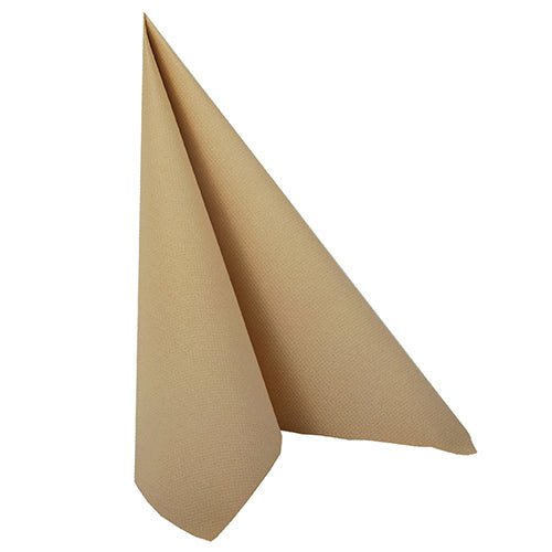 Un singur șervețel bej PAPSTAR 20 „ROYAL Collection” cu pliere 1/4 40x40 cm de la PAPSTAR GmbH este pliat vertical într-o formă triunghiulară și se află pe o suprafață plană pe un fundal alb simplu.