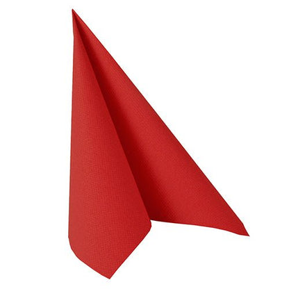 Un șervețel roșu de la PAPSTAR GmbH din colecția ROYAL (pachet de 20, 40x40 cm, 1/4 pliere) este pliat pe verticală într-o formă de triunghi și formează o podoabă de masă izbitoare pe un fundal alb.