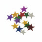 Decorul colorat PAPSTAR "Stars" (folie colorată Ø 1 cm, 20 g) de la PAPSTAR GmbH adaugă accente colorate pe un fundal alb ca decorațiune de masă.