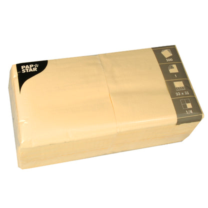 Un pachet sigilat PAPSTAR cu 500 de șervețele, 1 strat, 1/4 pliere (33x33 cm) de la PAPSTAR GmbH, ideal pentru gastronomie, conține 500 de șervețele bej cu informații despre produs în colțul din dreapta sus al ambalajului din plastic.