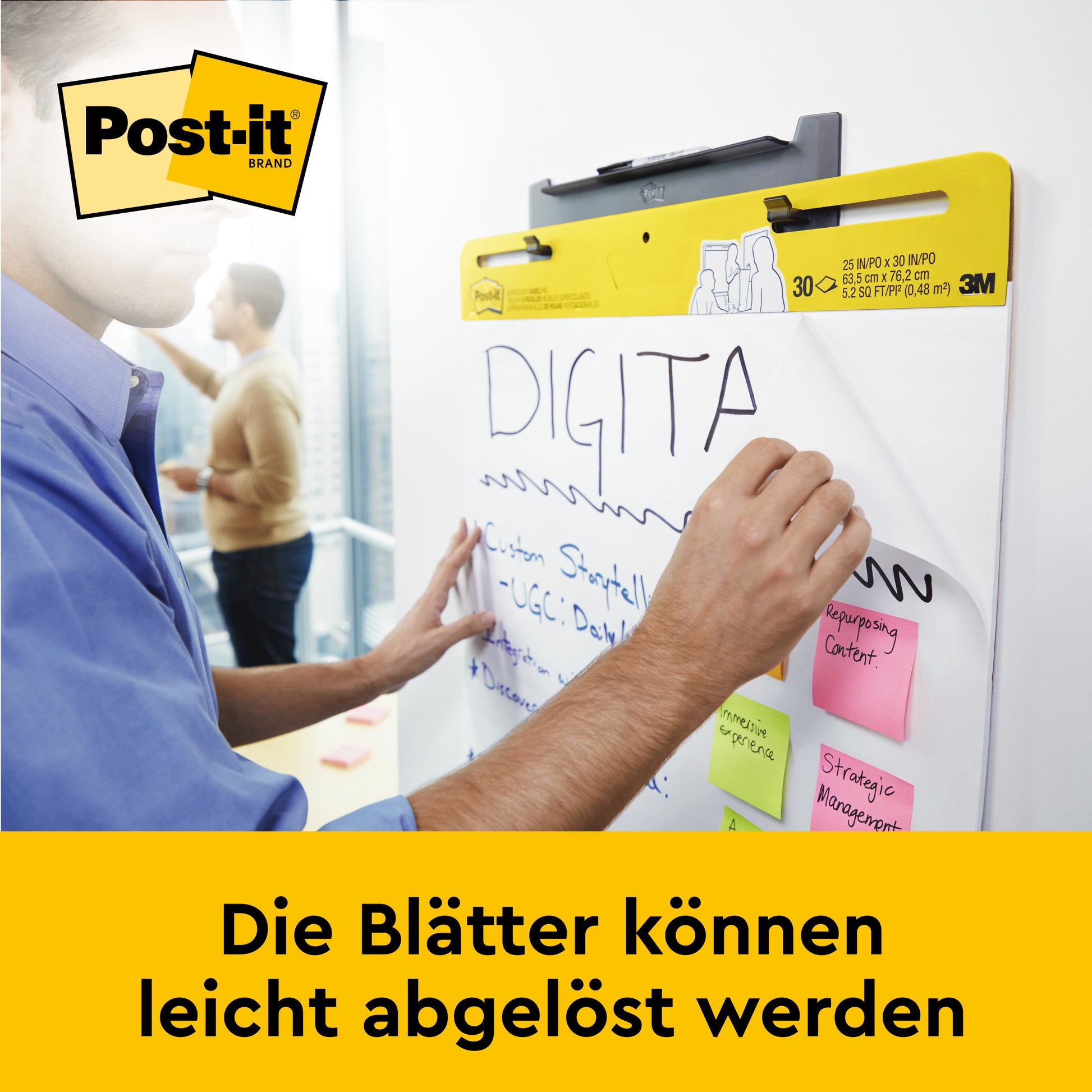 Eine Person schreibt auf eine Post-it® Super Sticky Meeting Chart (58,4 x 50,8 cm) von 3M Deutschland GmbH mit angebrachten Haftnotizen. Der deutsche Text lautet: "Die Blätter können leicht abgelöst werden." Das Post-it Logo erscheint oben links.