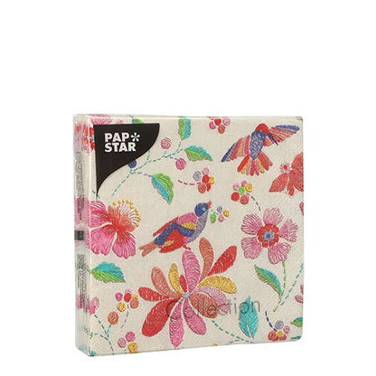 Un pachet de 20 de șervețele PAPSTAR în 3 straturi (25 x 25 cm, 1/4 pliere) ale PAPSTAR GmbH cu motive colorate de flori și păsări pe alb – ideal pentru o decorare stilată a mesei.