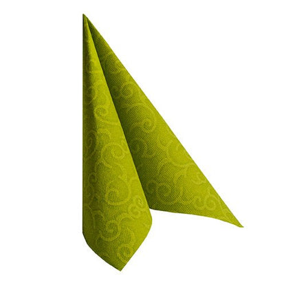 Un șervețel verde pliat PAPSTAR GmbH "ROYAL Collection" 40 x 40 cm (1/4 pliat) stă vertical într-o formă triunghiulară pe un fundal alb.