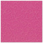 Die fuchsiafarbene, quadratische Serviette (40x40 cm) aus der ROYAL-Kollektion der PAPSTAR GmbH ist mit einem geprägten, wirbelnden Rankenmuster versehen.