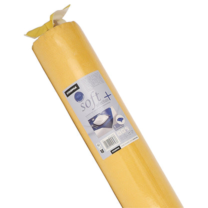 O față de masă Starpak rulată, asemănătoare cu materialul textil, fibră "soft selection plus" cu o etichetă de produs cu marca Starpak, instrucțiuni de utilizare și o fotografie care oferă un confort similar cu o protecție de saltea asemănătoare cu materialul textil.