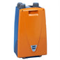 Un dispozitiv dreptunghiular vertical de producere a spumei 230 V (de la Diversey Deutschland GmbH & Co. OHG) pentru TASKI ergodisc 165/duo; portocaliu și albastru cu două butoane de control gri în partea de sus, un mâner frontal și o mică etichetă "Taski" aproape de bază.
