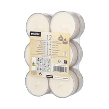 Un ambalaj din plastic transparent cu 12 lumânări Starpak Maxi (Ø 55 mm, 20 mm, alb) cu o durată de ardere de aproximativ 8 ore, fiecare într-un suport de policarbonat. Eticheta prezintă marca, detalii despre produs, simboluri de utilizare, avertismente de siguranță și un cod de bare.