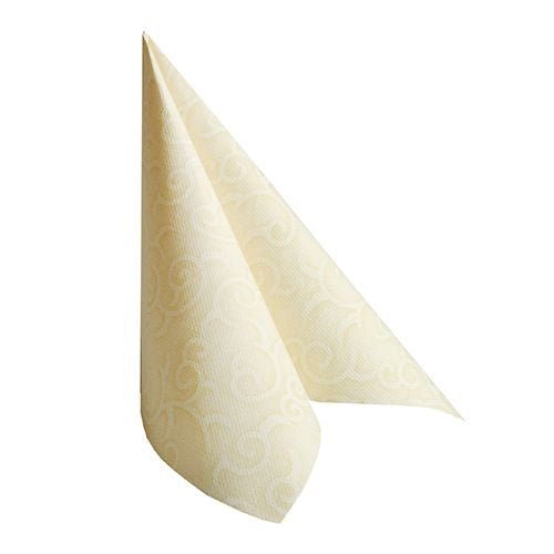 Un singur șervețel crem PAPSTAR 20 de șervețele „ROYAL Collection” 1/4-pliu (40x40 cm) de la PAPSTAR GmbH, pliat vertical într-o formă triunghiulară, adaugă un plus de stil oricărei decorări a mesei.