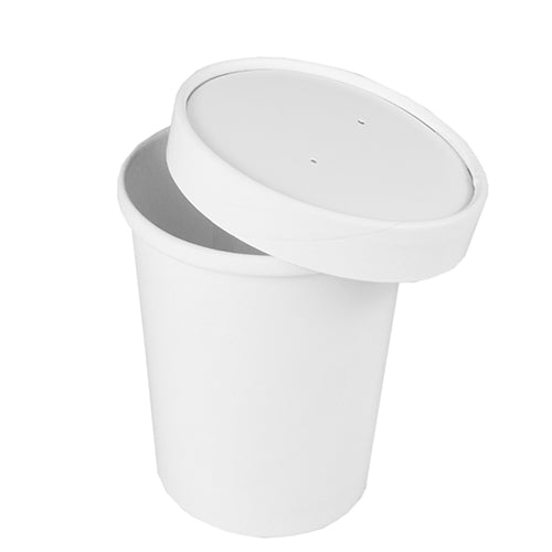 Un pahar de supă Starpak 50, carton "To Go" rotund alb, cu capac potrivit (cu două găuri mici) este așezat oblic pe pahar, nu complet închis. Ideal pentru a lua la pachet, setul este prezentat pe un fundal alb simplu.