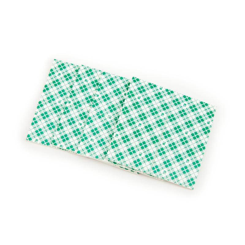 O pereche de pătrate de montaj interior cu două fețe Scotch-FIX™ 4496-ST16-P (25 mm x 25 mm, 16 bucăți/pachet) de la 3M Deutschland GmbH cu model verde în carouri oferă o aderență puternică pentru o fixare sigură în interior.