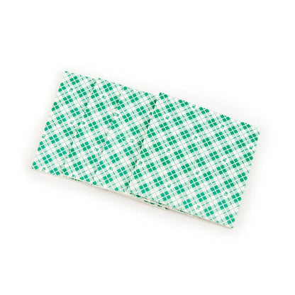 O pereche de pătrate de montaj interior cu două fețe Scotch-FIX™ 4496-ST16-P (25 mm x 25 mm, 16 bucăți/pachet) de la 3M Deutschland GmbH cu model verde în carouri oferă o aderență puternică pentru o fixare sigură în interior.
