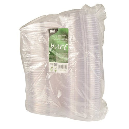 Un sac de plastic transparent conține 50 de boluri pentru delicatese și salate cu capace rabatabile, PLA „pure” clar ca sticla de la PAPSTAR GmbH. Eticheta verde-albă arată detalii despre produs, informații de reciclare și indică materialul PLA compostabil.