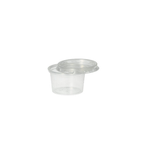 Un pahar porționat Starpak 50, PP rotund 30 ml (Ø 4,6 cm · 2,8 cm) în transparent cu capac potrivit - ambele pe un fundal alb simplu. Capacului este ușor înclinat pe recipientul deschis.