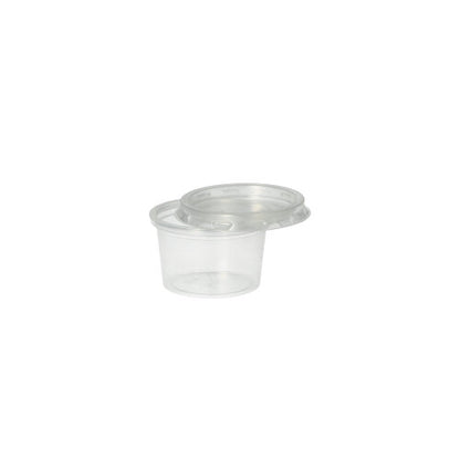 Un pahar porționat Starpak 50, PP rotund 30 ml (Ø 4,6 cm · 2,8 cm) în transparent cu capac potrivit - ambele pe un fundal alb simplu. Capacului este ușor înclinat pe recipientul deschis.