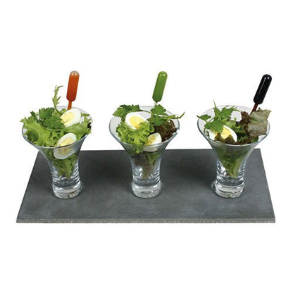 Trei pahare de Martini cu legume cu frunze și ouă fierte sunt echipate fiecare cu o pipetă Starpak 100, PE transparent de la Starpak pentru dozarea precisă a dressingului. Toate paharele sunt aranjate ordonat pe o placă dreptunghiulară de ardezie.