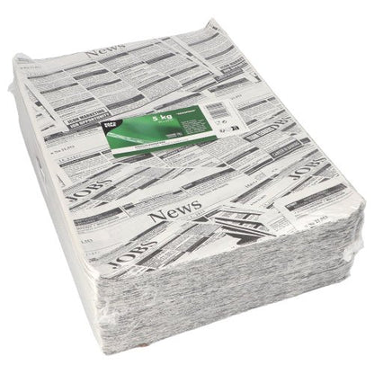 Un teanc mare de PAPSTAR 5 hârtii de împachetat, 3cm x 2cm „Newsprint“ de la PAPSTAR GmbH, realizate din material de înaltă calitate și învelite în folie cu o etichetă verde-albă (5 kg), ideale pentru ambalare, cu articole de ziar simulate și anunțuri de locuri de muncă.