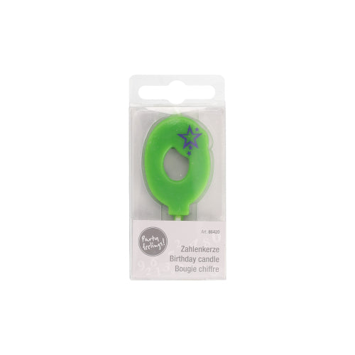 Lumânarea cu cifre Mini verde de la PAPSTAR GmbH cu diametrul de 6,8 cm și cifra zero are un design cu stea violet și este livrată într-o cutie transparentă cu inscripția multilingvă „Lumânare de ziua de naștere” - ideală pentru decorarea zilei de naștere.