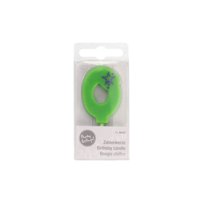 Lumânarea cu cifre Mini verde de la PAPSTAR GmbH cu diametrul de 6,8 cm și cifra zero are un design cu stea violet și este livrată într-o cutie transparentă cu inscripția multilingvă „Lumânare de ziua de naștere” - ideală pentru decorarea zilei de naștere.