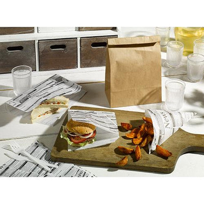 Un sandwich și cartofi wedges într-un PAPSTAR cornet "Newsprint", rezistent la grăsime, 32,5x23 cm (înlocuitor de pergament), sunt servite pe o placă de lemn cu pahare, furculițe de plastic și șervețele cu motive de ziar. Marcă: PAPSTAR GmbH.