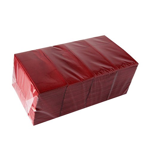 Un teanc de tăvițe pentru tacâmuri Starpak 480 din material Airlaid (40x33 cm, cu pliuri pentru tacâmuri), ambalate igienic în folie transparentă, prezentate pe un fundal alb.
