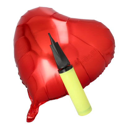Un balon din folie roșie în formă de inimă este încoronat cu pompa PAPSTAR pentru baloane din folie, galben, 28x4,5 cm (1 bucată) de la PAPSTAR GmbH - un accesoriu de petrecere stilat ideal pe un fundal alb.