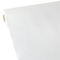 Fața de masă Starpak, asemănătoare cu materialul textil, Vlies „soft selection“ (40 m x 1,18 m) în alb este parțial desfășurată, arătându-se cu structura sa netedă și ușoară și cu miezul de carton vizibil.