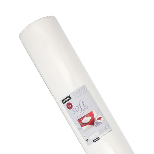 O față de masă mare albă Starpak, asemănătoare cu materialul textil, Vlies „Soft Selection“ (40 m x 1,18 m), este prezentată vertical cu o etichetă cu farfurii, indicându-se ca fiind ideală pentru utilizarea în gastronomie.